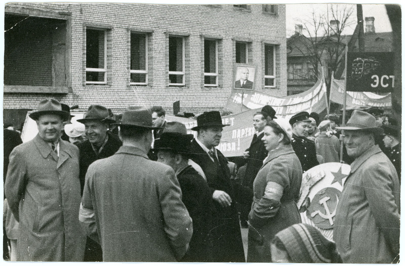 Raudteelased Tallinnas maiparaadiks kogunemas, teiste seas N. Privalov, I. Varga ja V. Tšistjakov, 1950. aastate lõpp - 1960. aastate algus