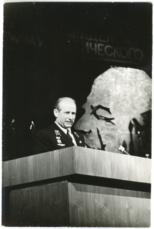 Eesti Raudteekonna kollektiivile NLKP KK, NSVL Ministrite Nõikogu, ÜAÜKN ja ÜLKNÜ KK rändpunalipu üleandmise koosolek: esineja kõnepuldis, 28.02.1975, foto: Mihkel Ollino