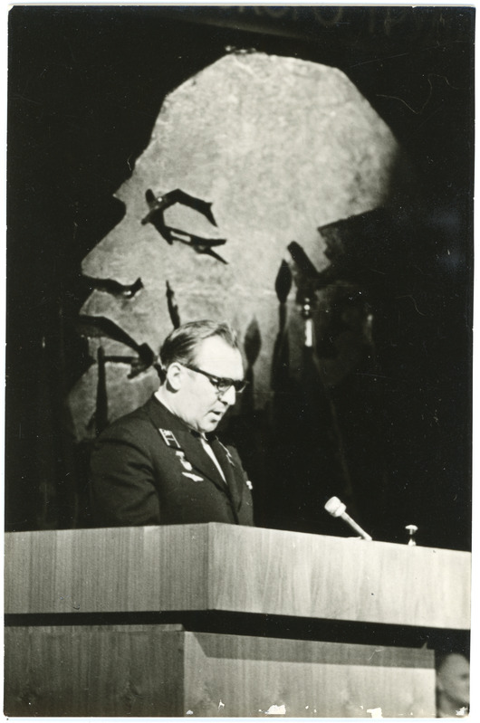 Eesti Raudteekonna kollektiivile NLKP KK, NSVL Ministrite Nõikogu, ÜAÜKN ja ÜLKNÜ KK rändpunalipu üleandmise koosolek: Ruppert Kaik kõnepuldis, 28.02.1975, foto: Mihkel Ollino