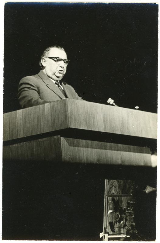 Eesti Raudteekonna kollektiivile NLKP KK, NSVL Ministrite Nõikogu, ÜAÜKN ja ÜLKNÜ KK rändpunalipu üleandmise koosolek: esineb NSVL teedeministri asetäitja tee ja ehituse alal Anatoli Podpalõ, 28.02.1975, foto: Mihkel Ollino