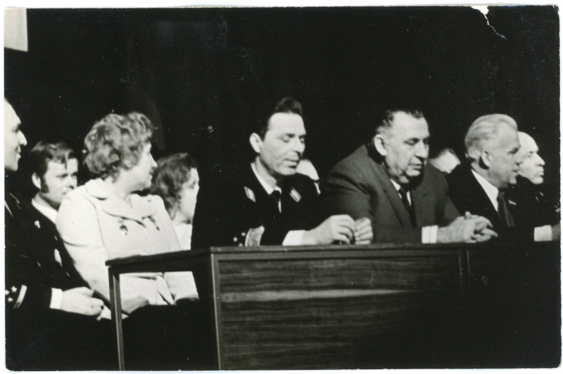 Eesti Raudteekonna kollektiivile NLKP KK, NSVL Ministrite Nõikogu, ÜAÜKN ja ÜLKNÜ KK rändpunalipu üleandmise koosolek: presiidiumi liikmed, 28.02.1975, foto: Mihkel Ollino