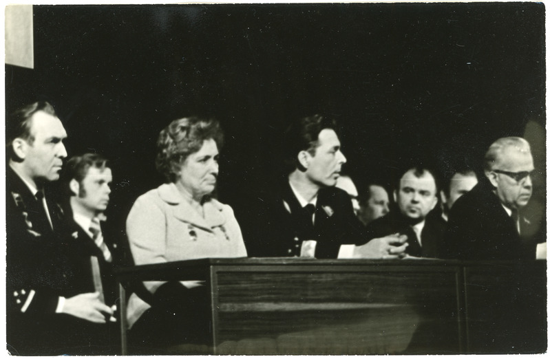 Eesti Raudteekonna kollektiivile NLKP KK, NSVL Ministrite Nõikogu, ÜAÜKN ja ÜLKNÜ KK rändpunalipu üleandmise koosolek: presiidiumi liikmed, 28.02.1975, foto: Mihkel Ollino