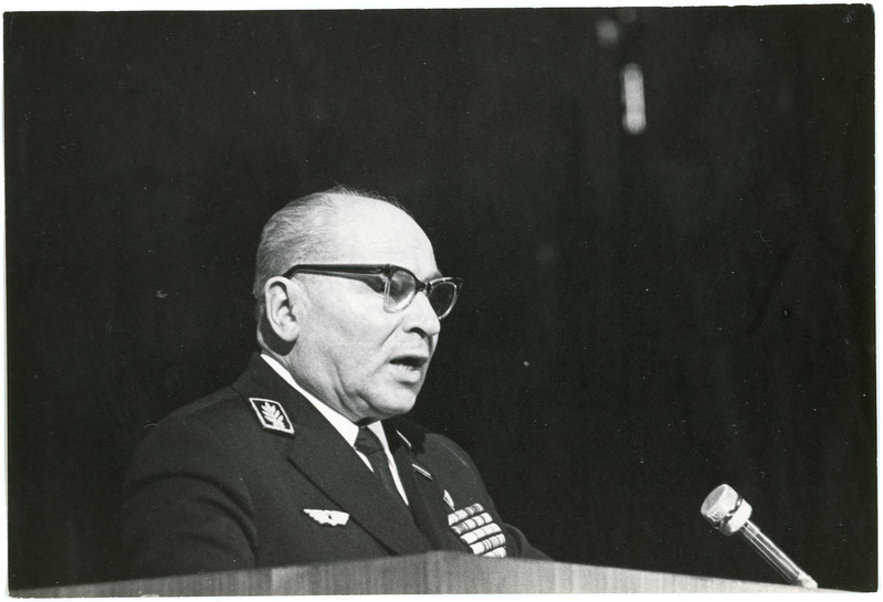 Eesti Raudteekonna kollektiivile NLKP KK, NSVL Ministrite Nõukogu, ÜAÜKN ja ÜLKNÜ KK rändpunalipu üleandmise pidulik koosolek: kõneleb raudteekonna ülem Aleksei Kotov, 28.02.1975, foto: Mihkel Ollino