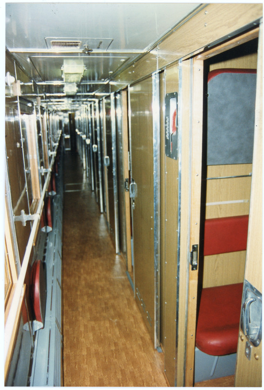 Balti Laevaremonditehases rekonstrueeritud reisirongi kupeevaguni koridor, 1994