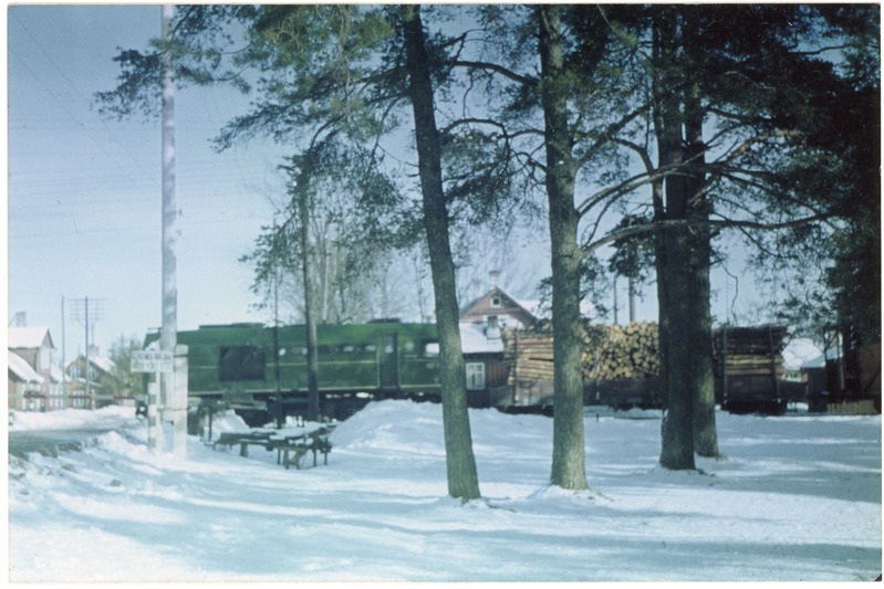 Türilt Paide suunas väljuv kitsarööpmeline kaubarong mootorvaguniga TU2 ülesõidukohal, märts 1971, foto: Ilmar Adamson