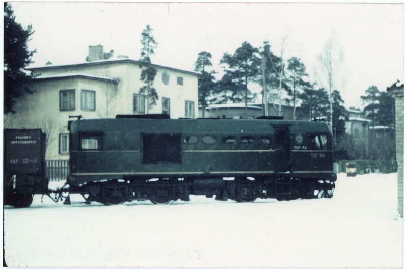 Kitsarööpmelist kaubarongi vedav mootorvedur TU2-144 Liival, jaanuar 1969, foto: Ilmar Adamson