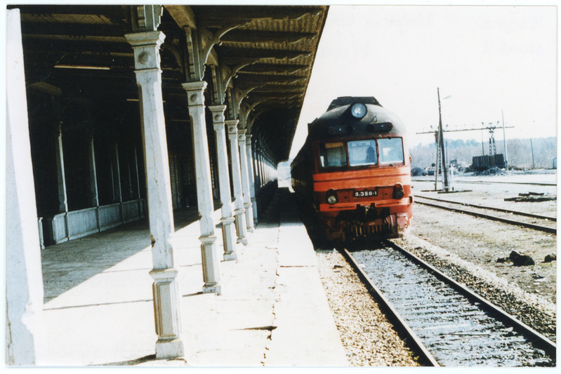 Diiselrong D1-358 Haapsalu jaamas mais 1985, foto: Ilmar Adamson