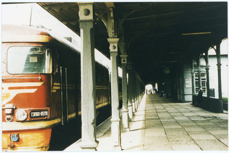 Vaade perroonile Haapsalu jaamas, reisirong veduriga TEP60-0529, august 1975, foto: Ilmar Adamson