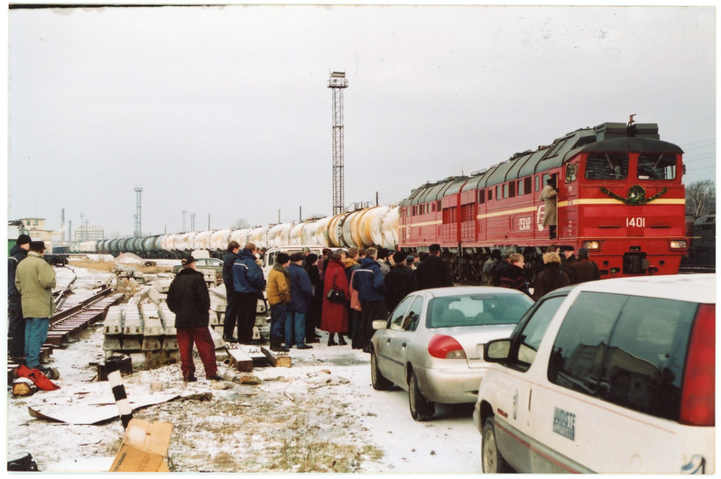 AS Eesti Raudtee uus kaksikvedur "Oskar" esimese sõidu eel kaubarongiga Tallinnas Kopli jaamas, 29. detsember 1997, foto: Aare Adamson