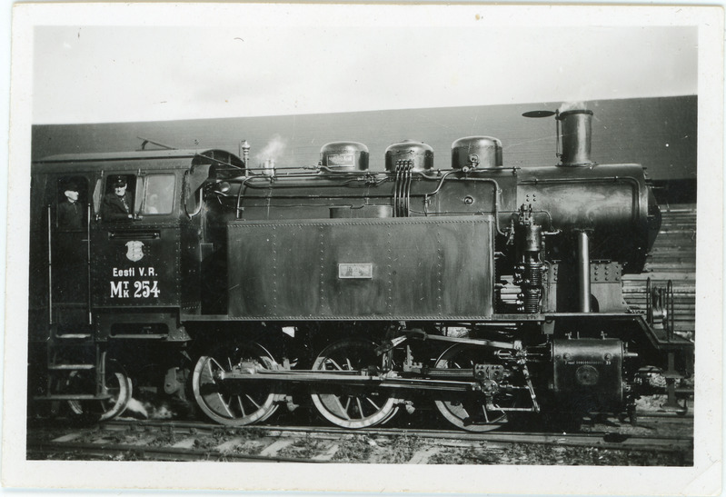 Manöövritankvedur Mtk 254, küljevaade koos vedurimeeskonnaga, 1930. aastate lõpp