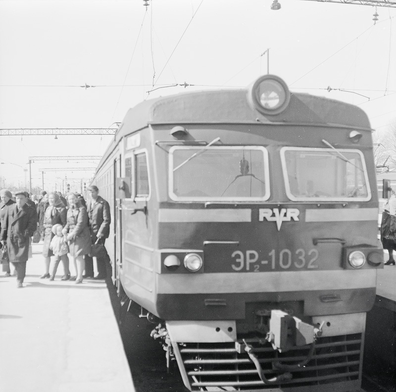 Elektrirong ER2-1032 Tallinnas Balti jaamas, reisijad perroonil, 1970.-1980. aastad, foto: Viktor Salmre