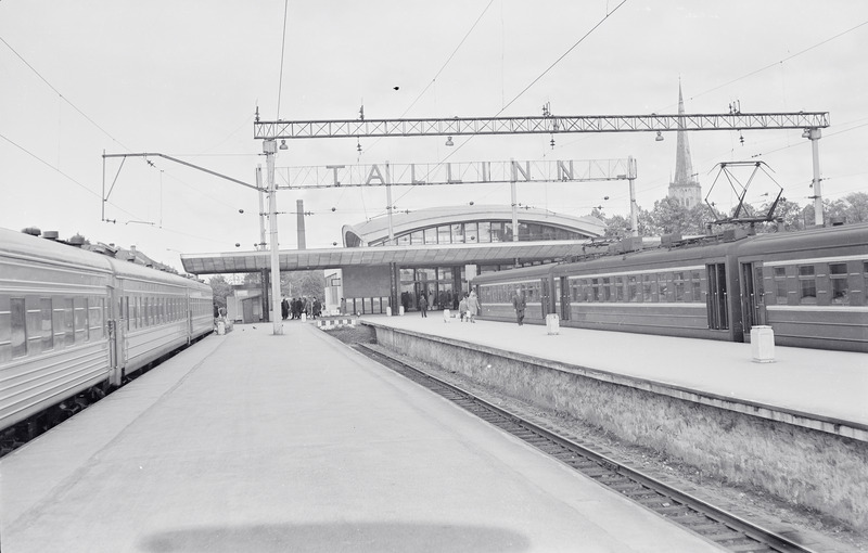 Reisirongid Tallinnas Balti jaamas, vaade perroonilt linnalähirongide paviljoni suunas, 1960. aastad