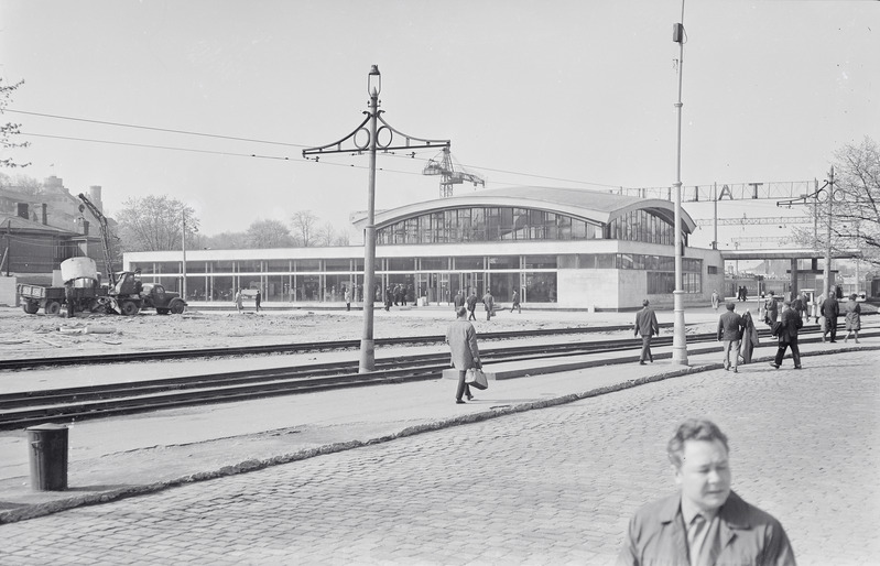 Vaade vastvalminud linnalähirongide ootepaviljonile Tallinnas Balti jaamas, 1960. aastad