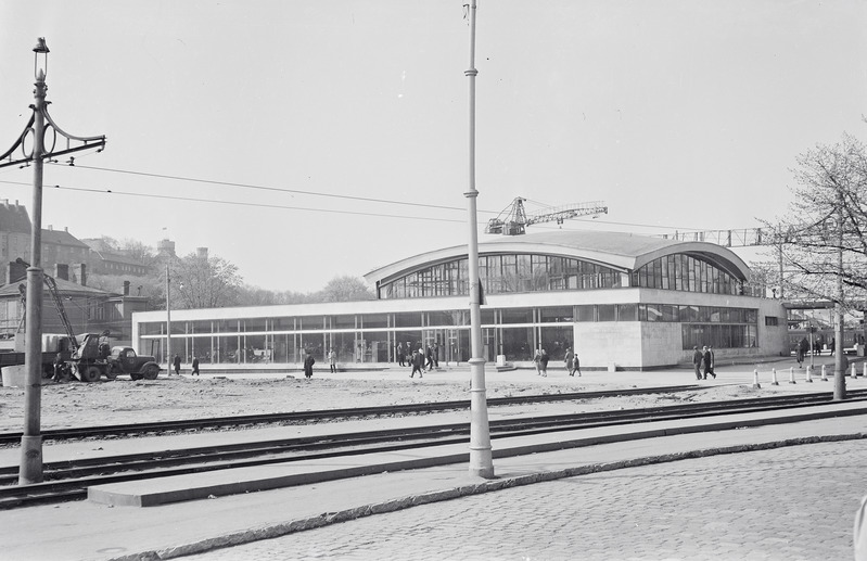 Vaade vastvalminud linnalähirongide ootepaviljonile Tallinnas Balti jaamas, 1960. aastad