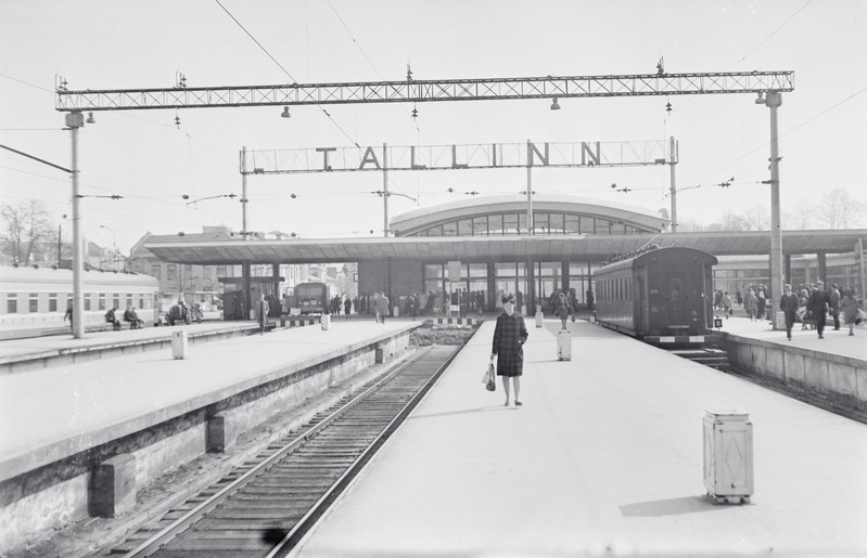 Linnalähirongide ootepaviljon Tallinnas Balti jaamas, vaade perroonilt, 1960. aastad