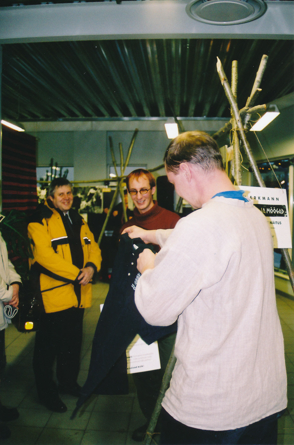 Egon Erkmanni fotonäituse "Vihtrpalu pulm" avamine Kaupluses Kodukaup. Juss annab üle kingitust. 28. dets. 2002.
