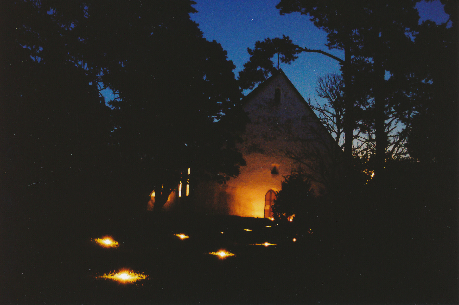 Vormsi kirik öösel vastu 30 juulit. 2002.