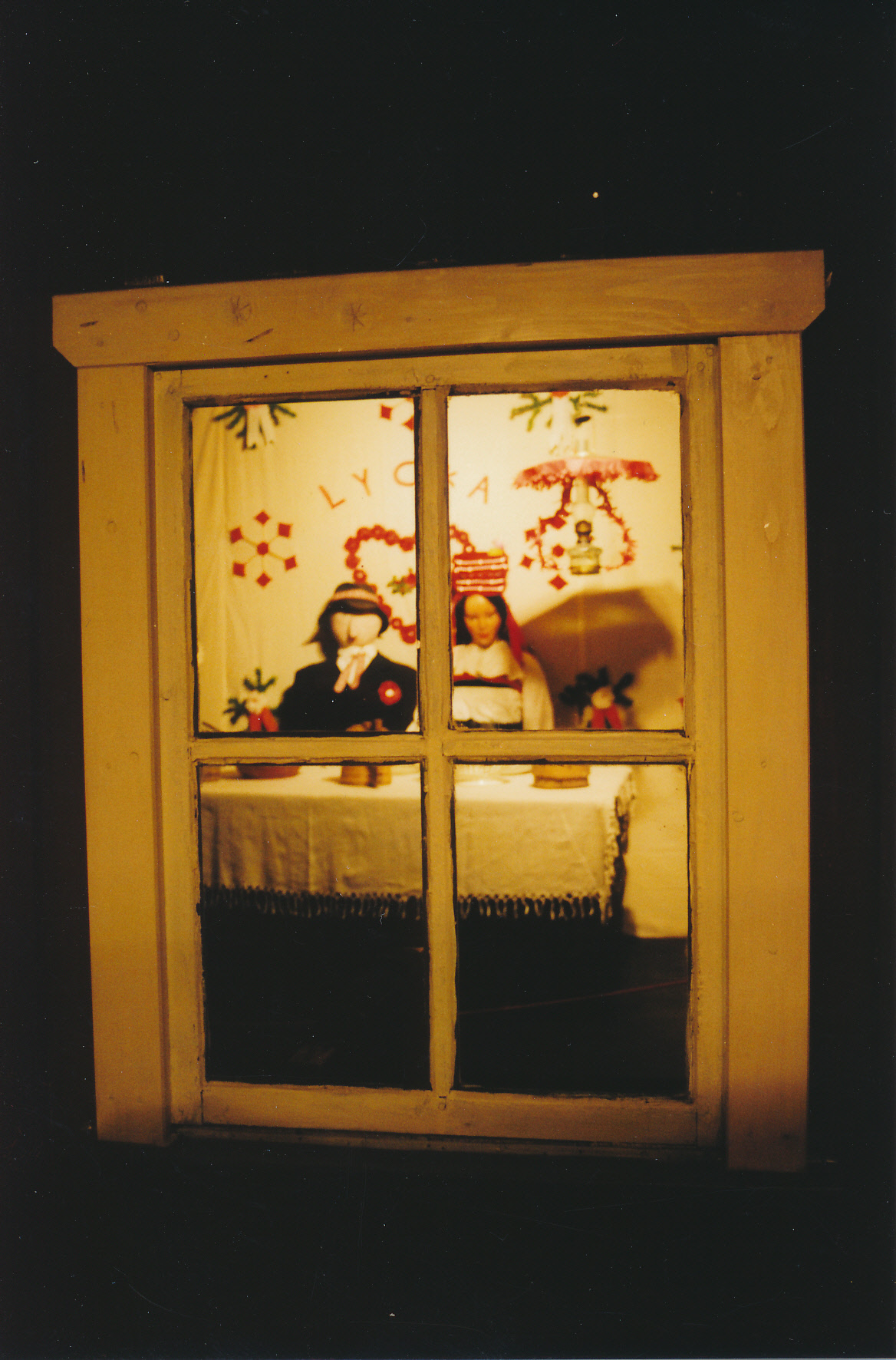 Näitused 2000.a. Vormsi pruutpaar pulmalauas.