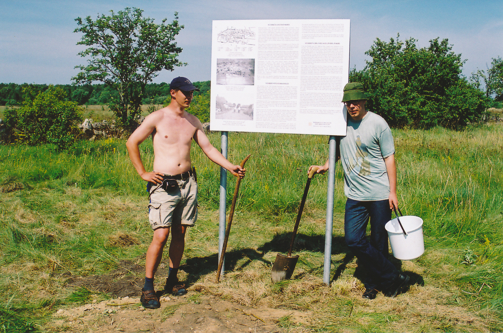 Suur-Pakri saar,    Alar ja Aapo Suurküla sildi juures. 11. juuli 2002.
