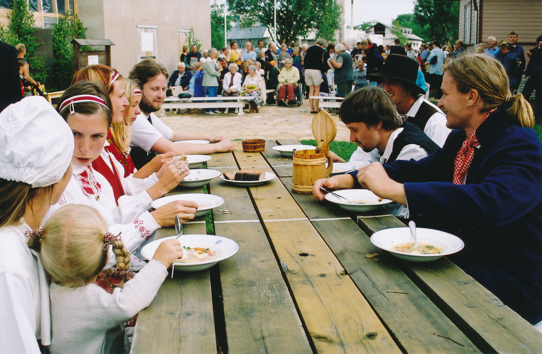 Vihterpalu pulmad.  Pulmalised söögilauas. Sigre, Kati, Hedi, Maria, Margus, Silver, Rasmus ja Ain. 28.7.2002.
