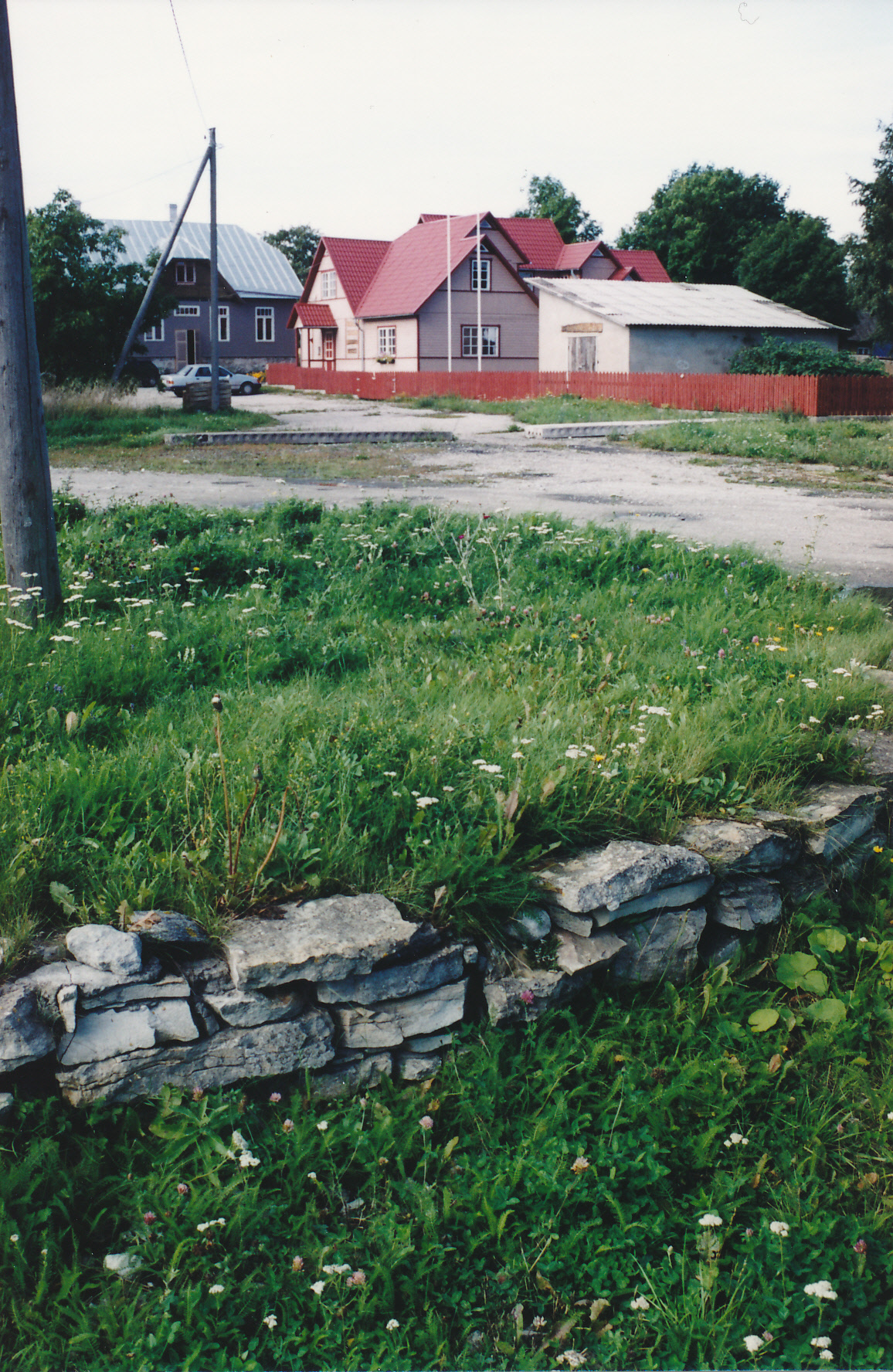 Rannarootsi Muuseumis,Vaade Lahe baari juurest muuseumile III. suvi. 2001.