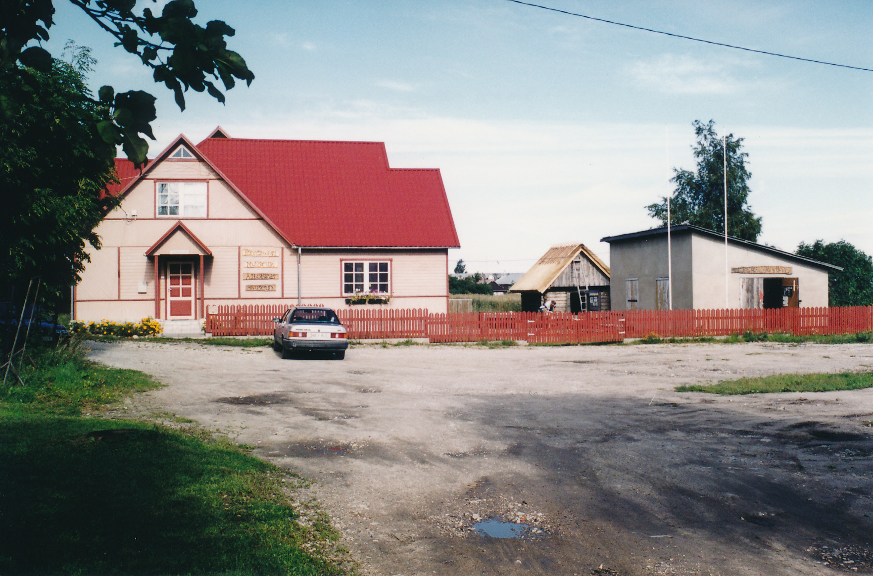 Rannarootsi Muuseumis, Muuseum ja paadikuur. suvi 2001.