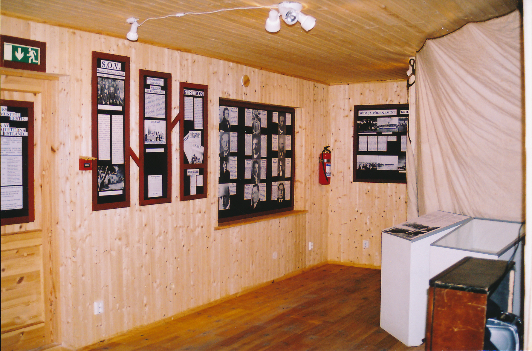 Näitused 2002.a. näitusesaalis.