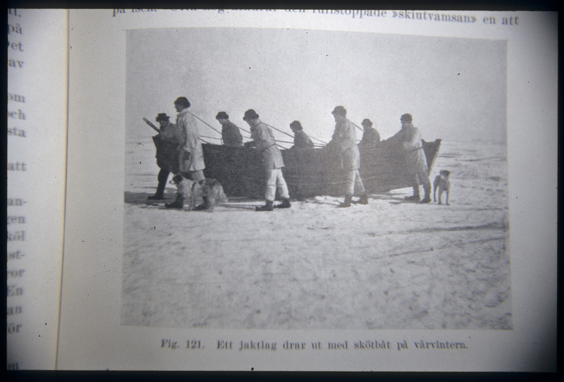Slaidid Ruhnust ja ruhnlastest nr. 2 hülgejahil paadiga, raamatust pildistatud