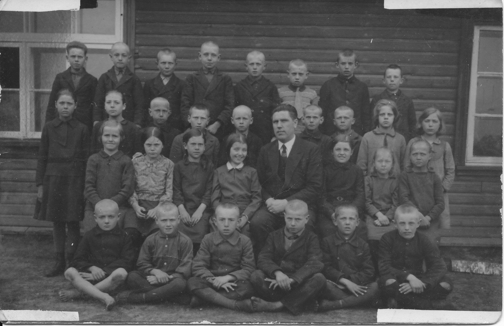 Vööla koolimaja, lapsed