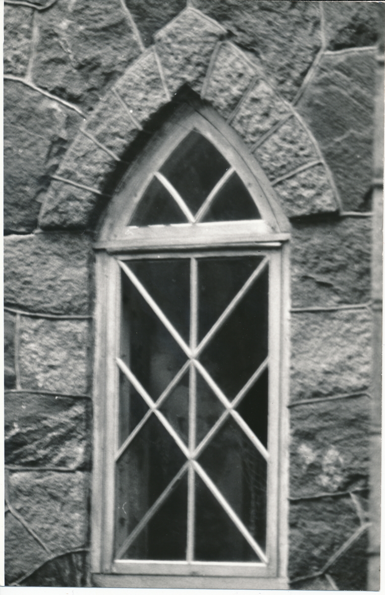 Ruhnu kivikiriku aken