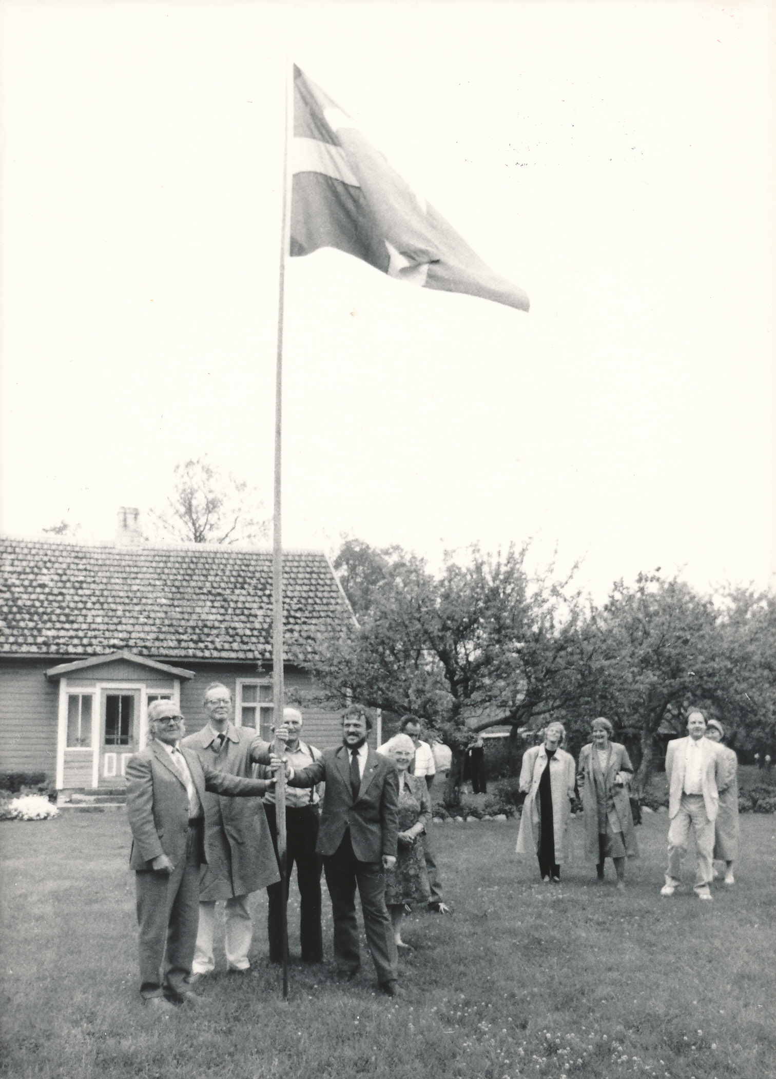 Rootsi lipu heiskamine Osmas Berggreni õuel