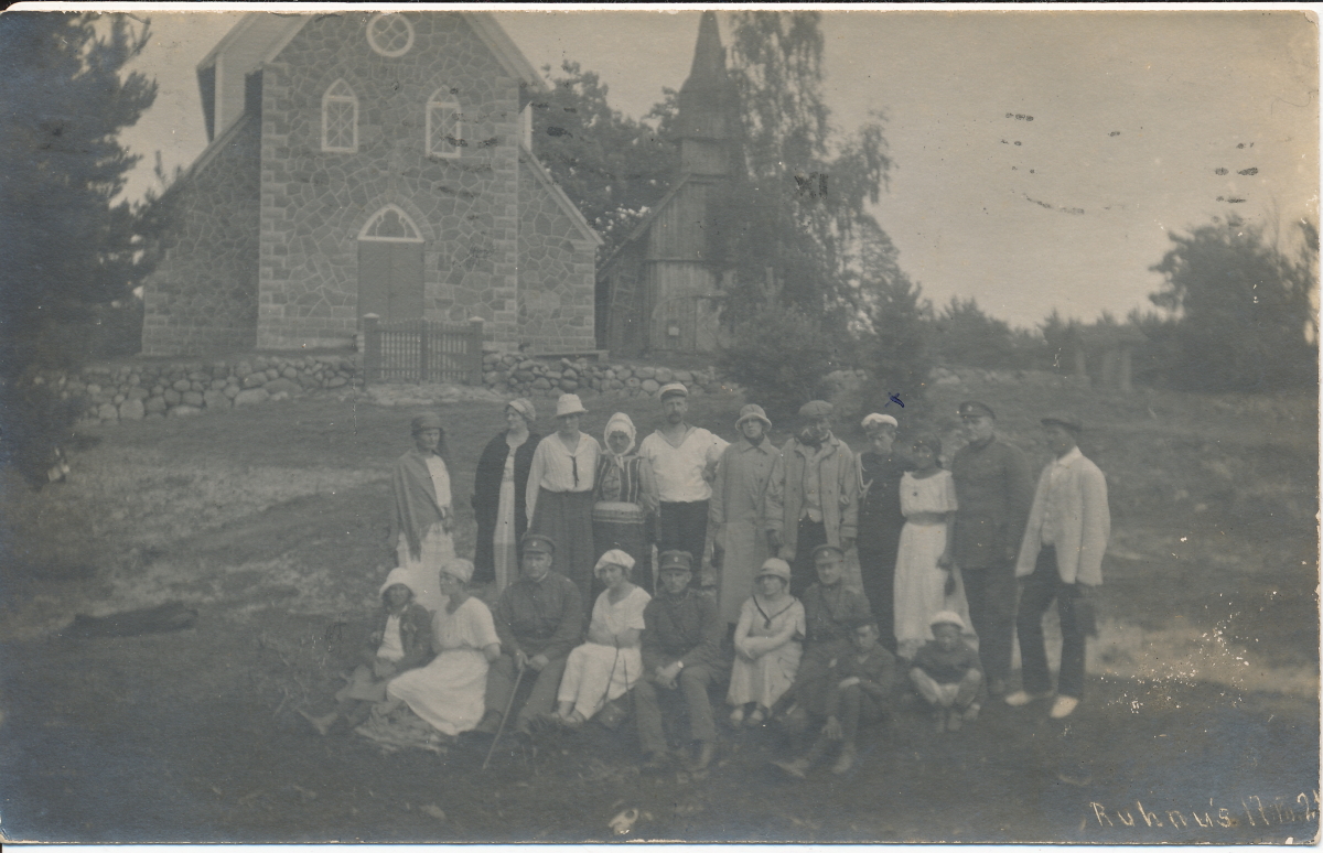 Inimesed kiriku ees 1921