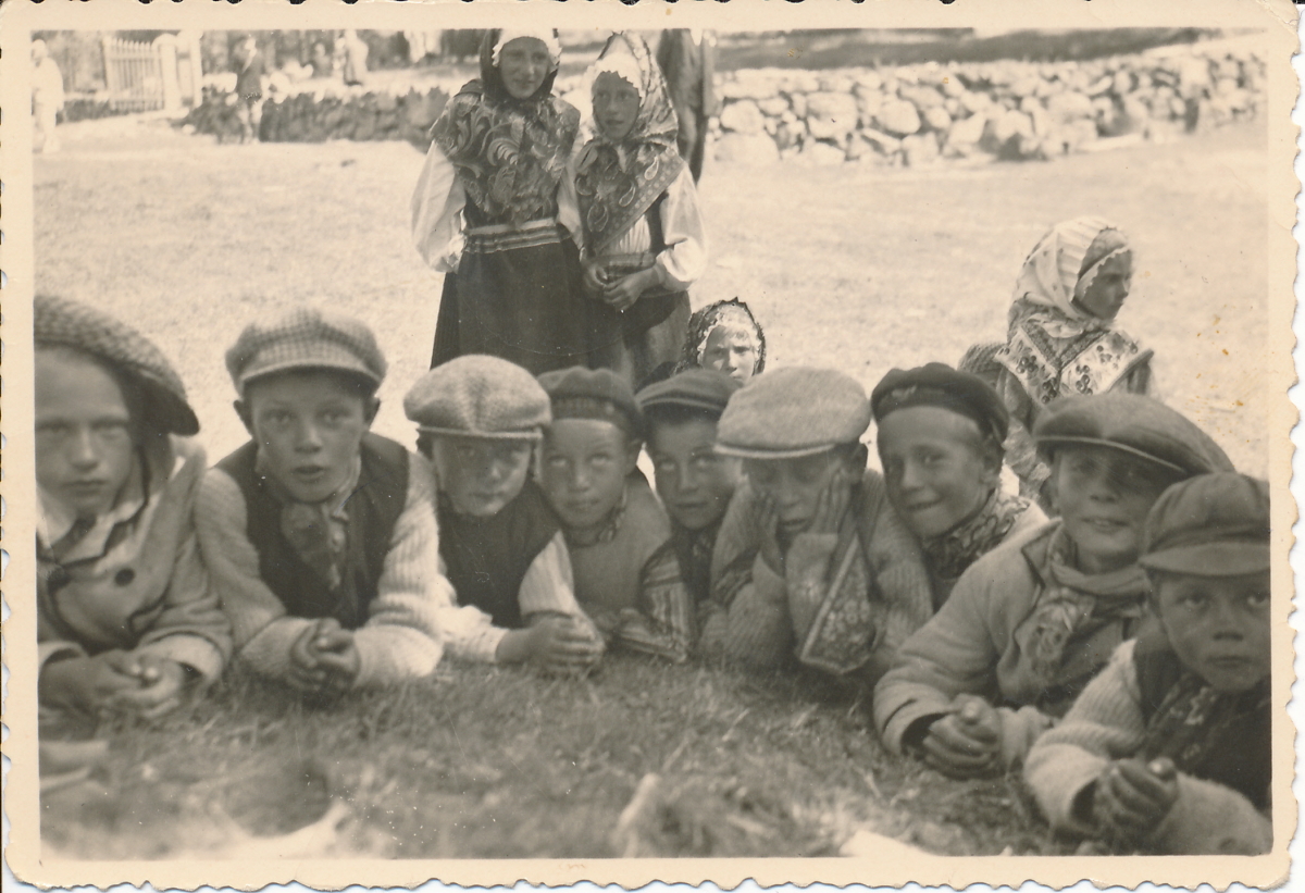 Lapsed kiriku ees 1936