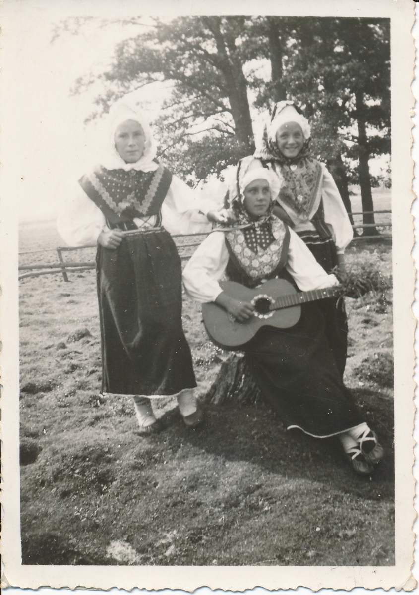 Tüdrukud kitarriga 1937