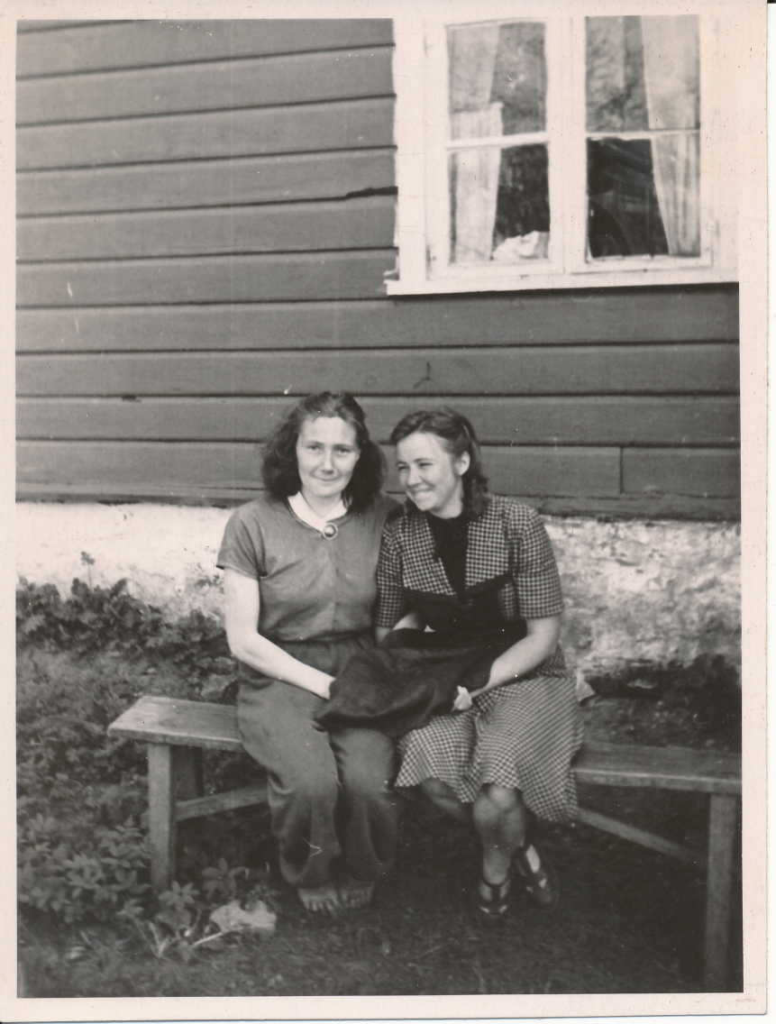 Kooliõpetajad Taimi Allik ja Linda Aus koolimaja juures pingil istumas