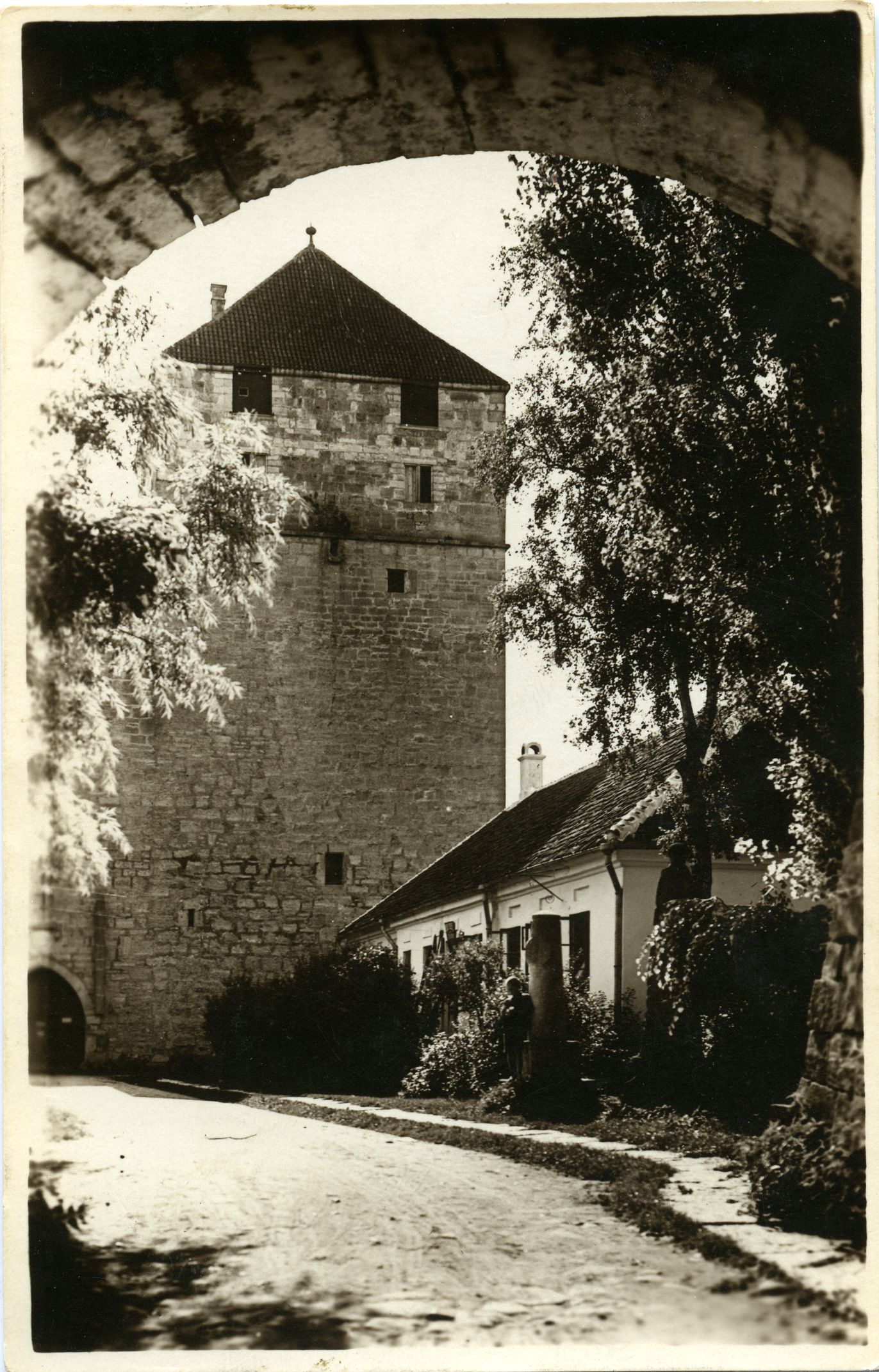 Vaade Kuressaare linnuse Kaitsetornile kindluse väravakäigust