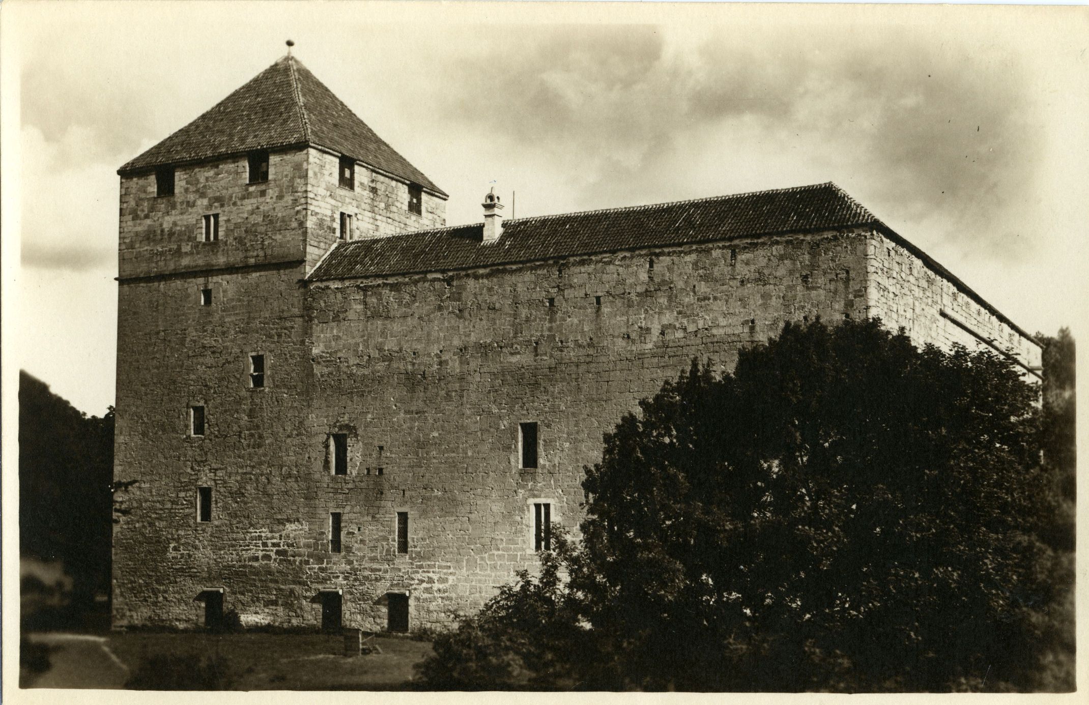 Vaade Kuressaare linnuse Kaitsetornile ja loodetiivale