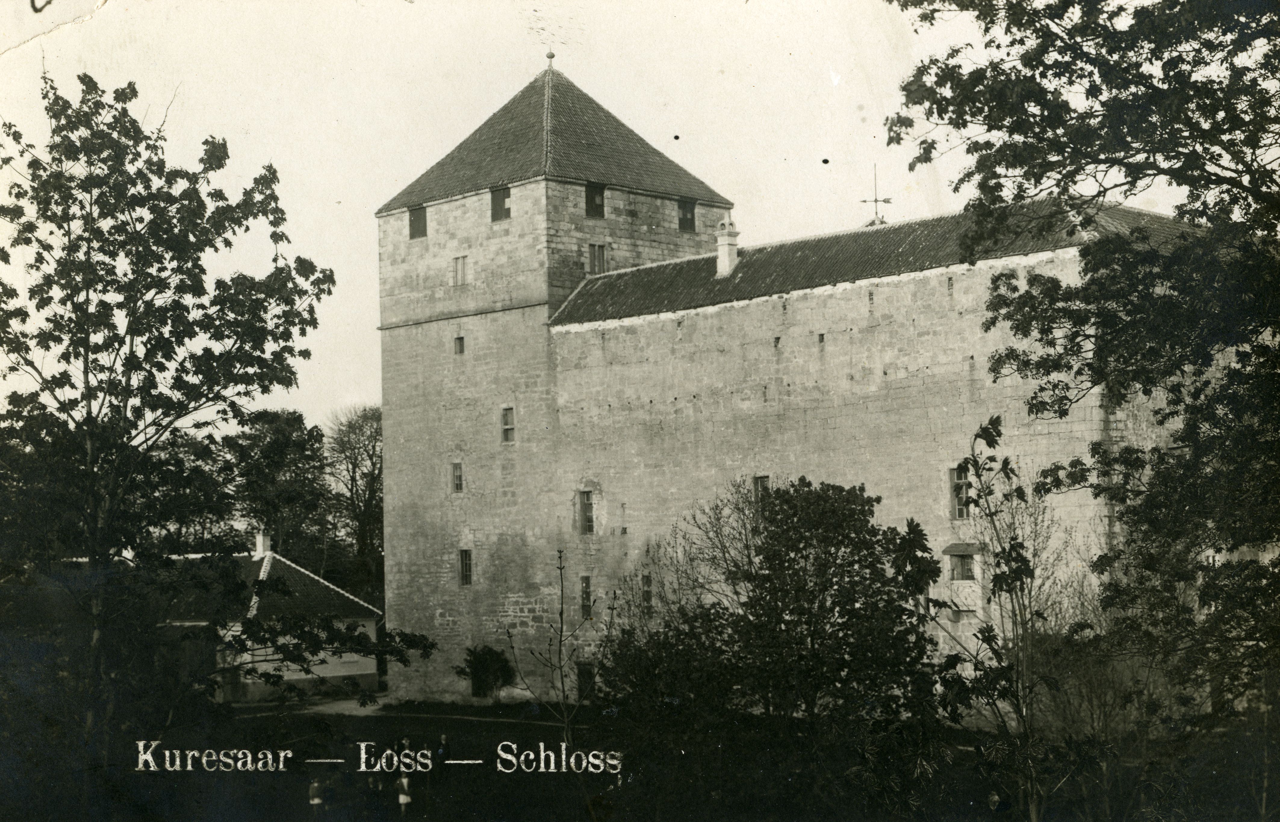 Vaade Kuressaare linnuse Kaitsetornile ja loodetiivale