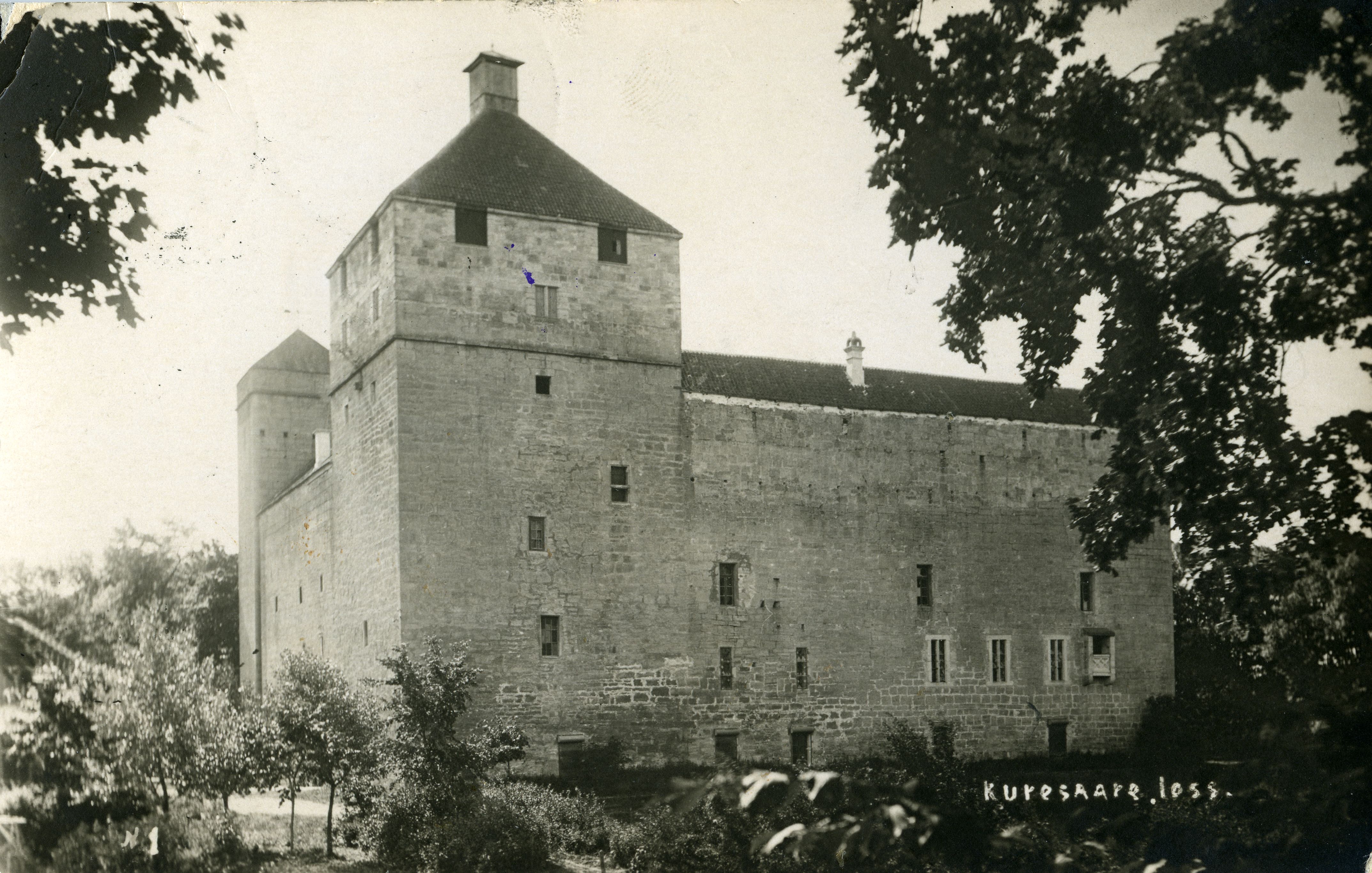 Vaade Kuressaare linnuse Kaitsetornile ja loodetiivale