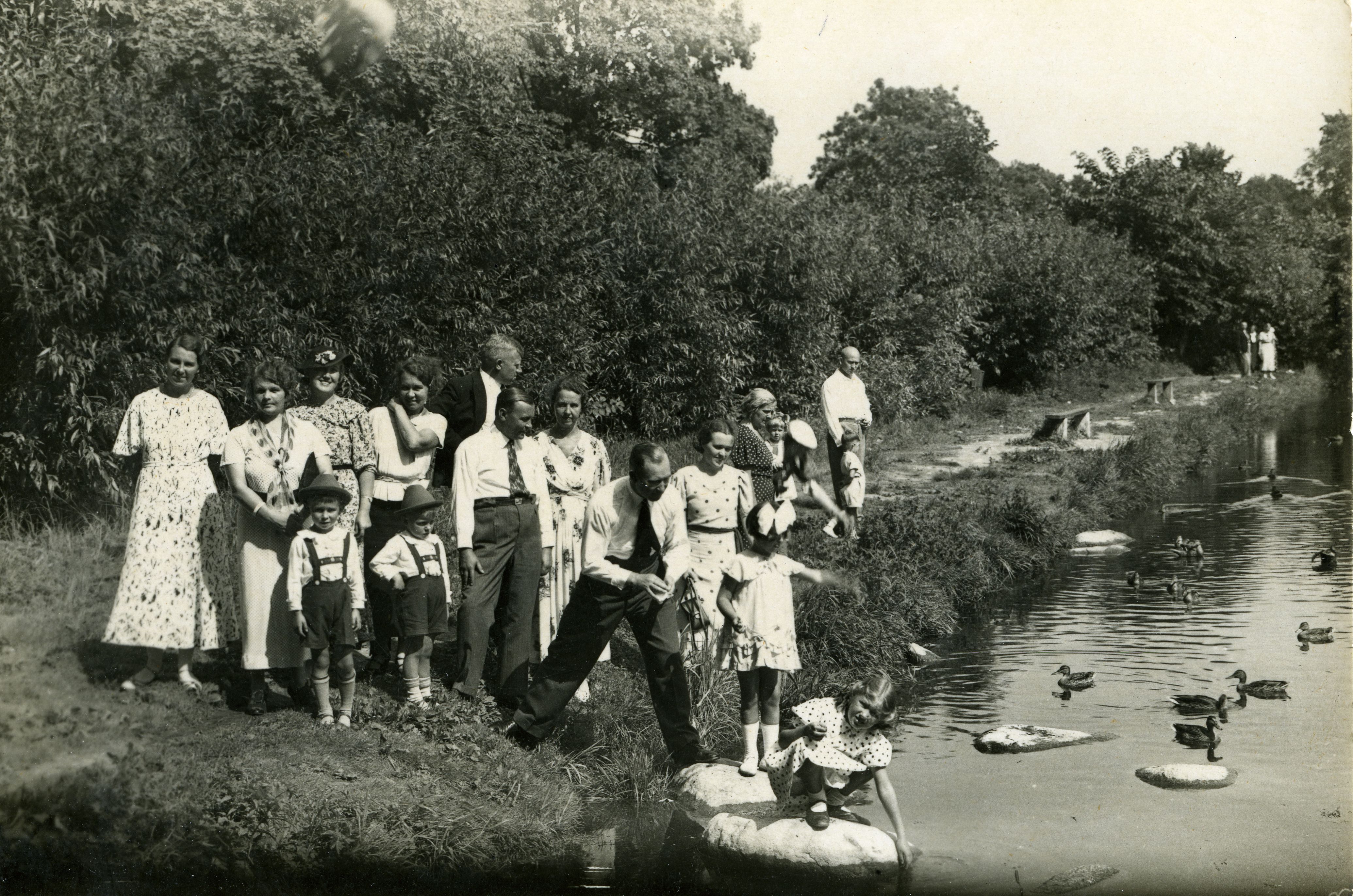 Suvitajad Kuressaare Lossipargis pargis nn. parditiigi ääres