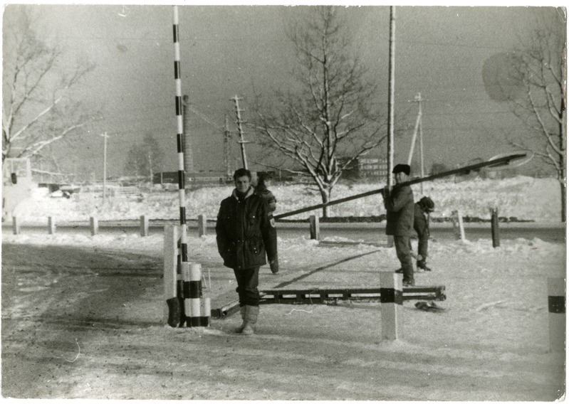 Talvine Valga piiripunkt: vaade tõkkepuu juures toimetavatele töötajatele