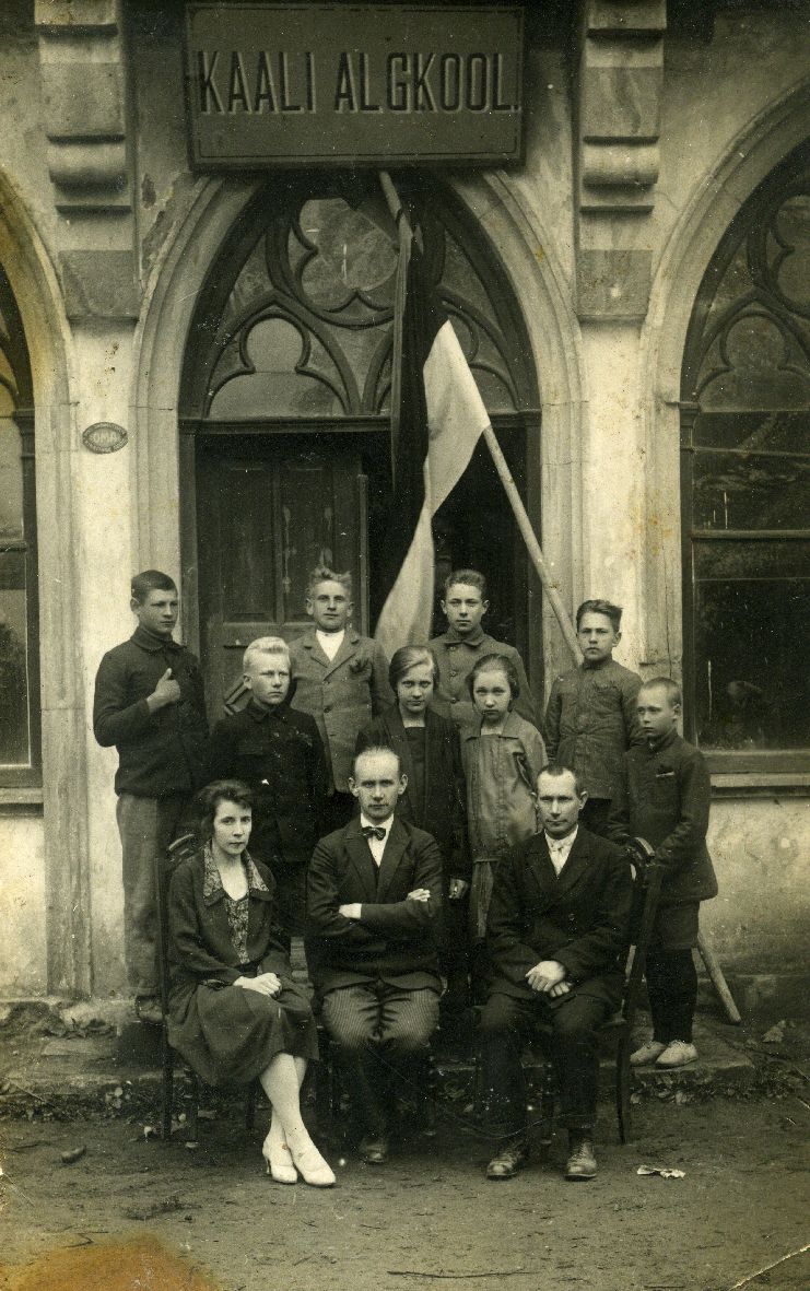Kaali algkooli õpilased ja õpetajad koolimaja ees