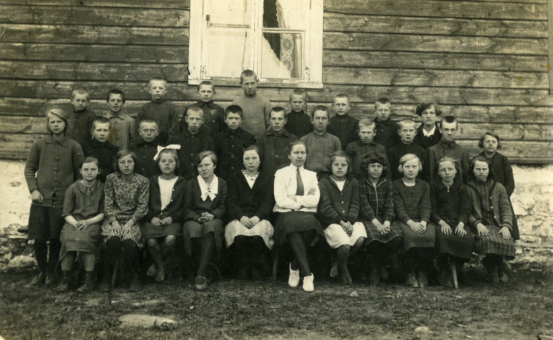 Rootsiküla/Kihelkonna algkooli III klassi õpilased koolimaja ees
