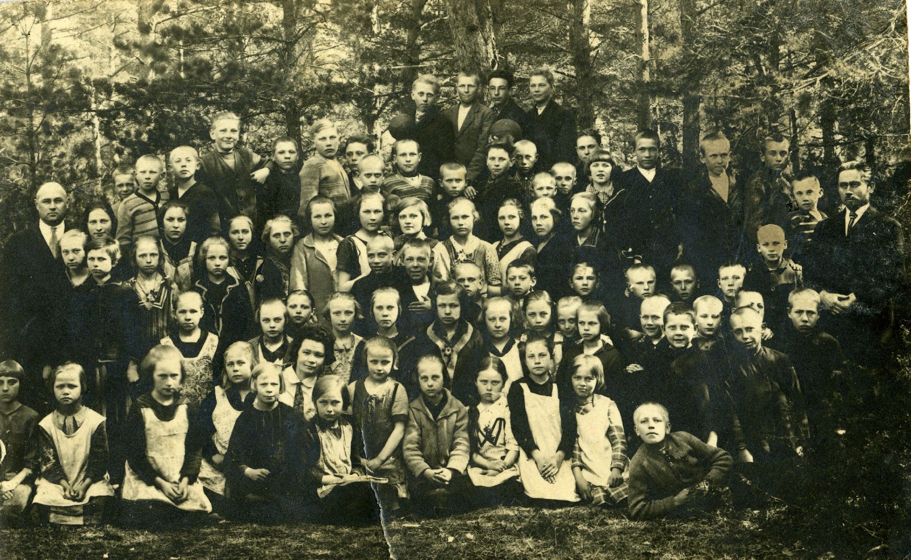 Püha algkooli õpilased ja õpetajad