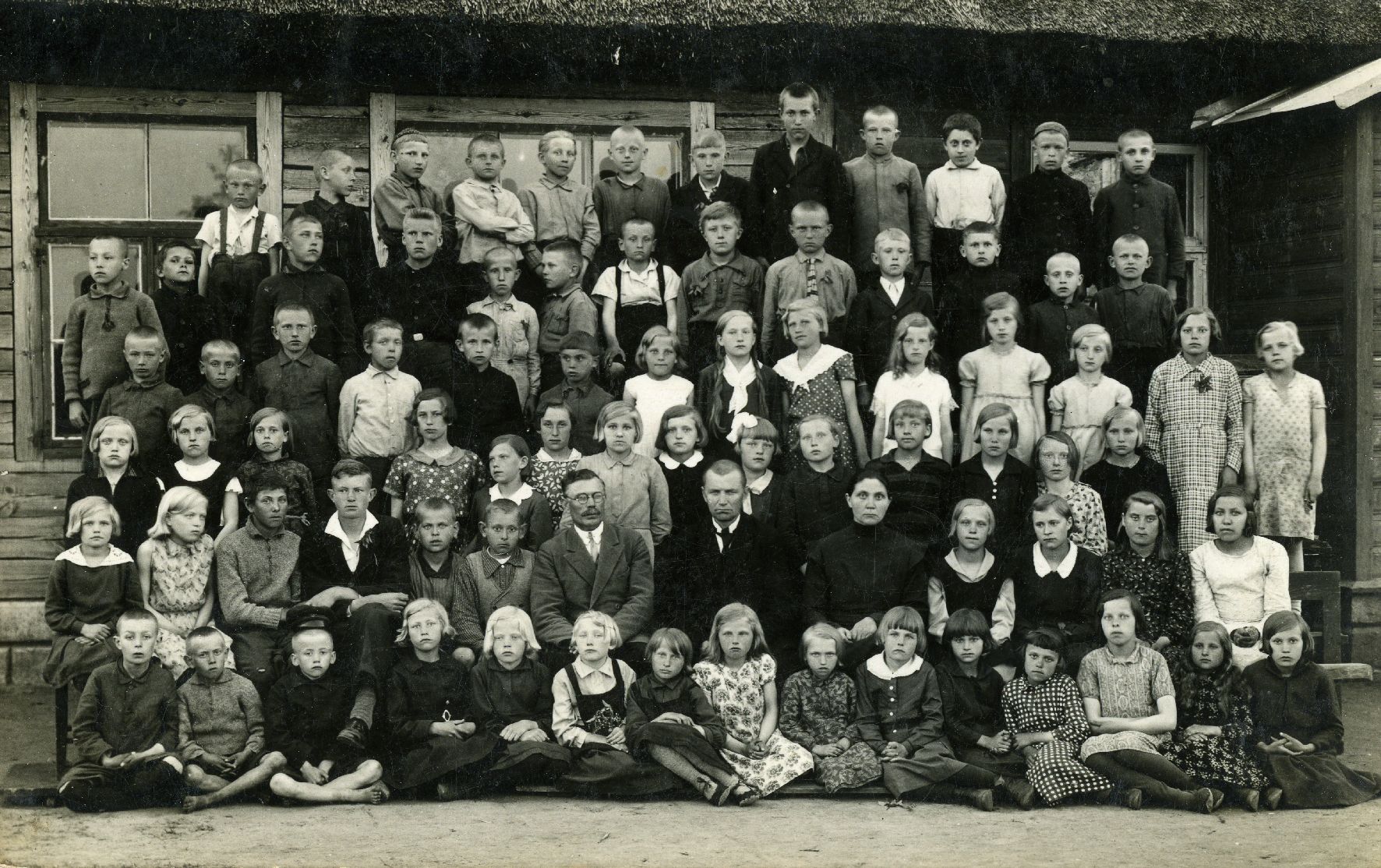 Vaivere algkooli õpilased koolimaja ees
