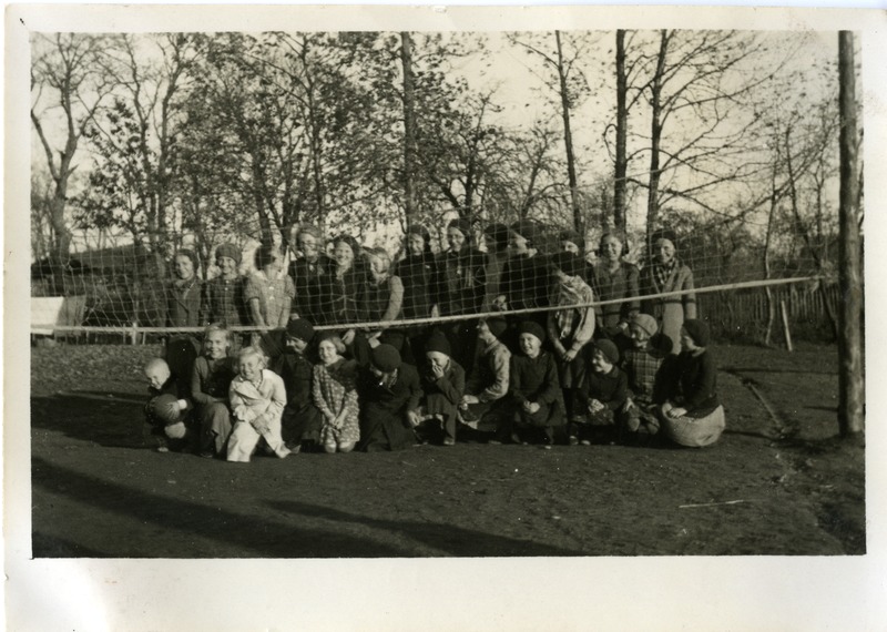 Karja algkooli tütarlaste võrkpalli grupp
