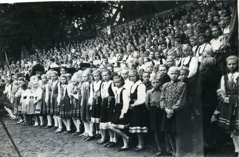 Saaremaa laulupidu 1950.a.: laste ühendkoorid laval