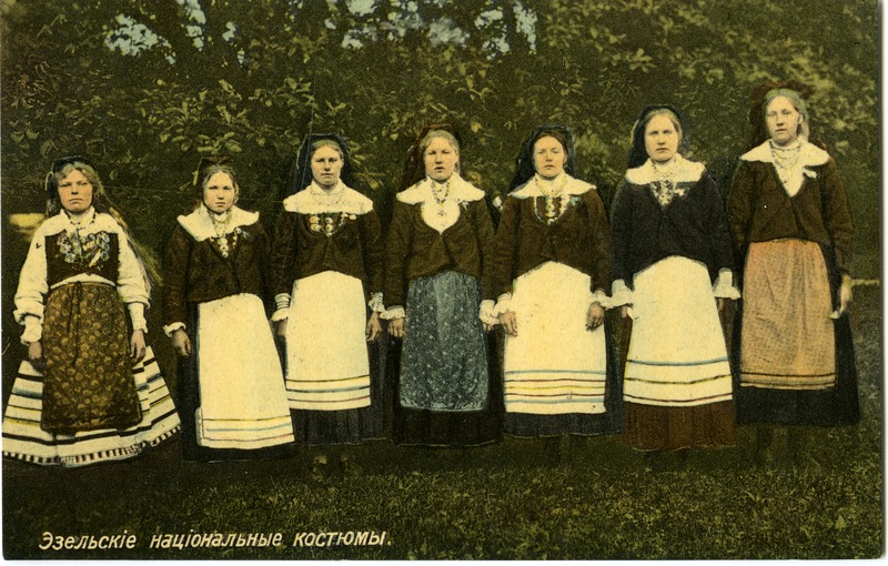 Saaremaa rahvarõivais naised
