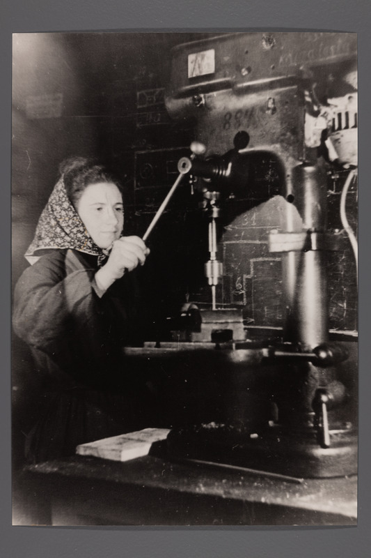 Puurmasinal töötab naistraktorist M. Pukk-Auu.