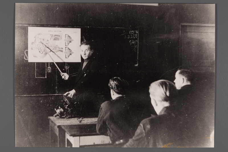 Kingissepa Põllumajanduse Mehhaniseerimise Tööstuskool nr. 2 traktoristid õpetaja Sulev Kalmi teooriatunnis 1955.a.